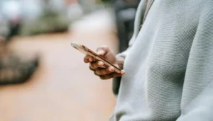 Smartphone έως 70 ευρώ για ΑμεΑ: Τι προβλέπει πραγματικά το νέο πλαίσιο