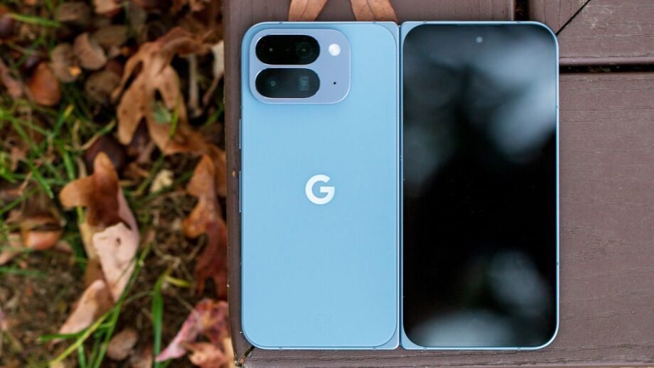 Photorealistic gaming image inspired by the article: Android 17 φέρνει νέο foldable gaming mode με προσαρμοστικό gamepad οθόνης.