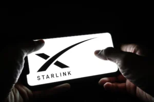 Διαθέσιμη η νέα δορυφορική κεραία Starlink V5 με βελτιωμένη απόδοση και μικρότερο μέγεθος.