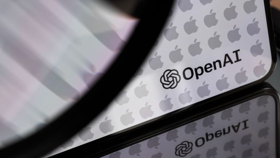 Photorealistic technology image inspired by the article: Η Apple καταθέτει αγωγή κατά της OpenAI για κλοπή εμπορικών μυστικών.