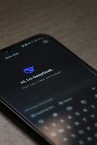 Anthropic και DeepSeek διαμορφώνουν την αγορά AI με μεγάλες διαφορές κόστους.