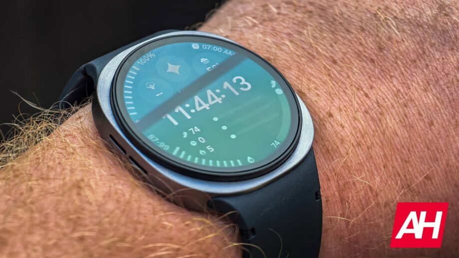 Photorealistic technology image inspired by the article: Galaxy Watch: Προστασία εργαζομένων στην ύπαιθρο από θερμικό στρες.