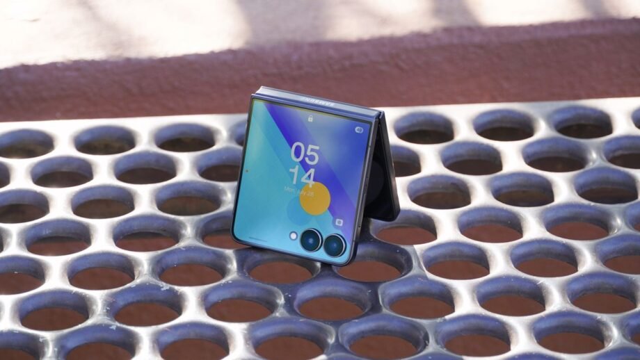 Photorealistic technology image inspired by the article: Galaxy Z Flip 8: Το πιθανό τελευταίο flip κινητό της Samsung.