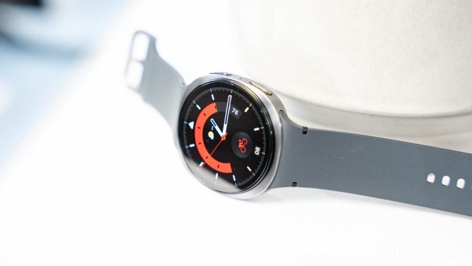 Photorealistic technology image inspired by the article: Γιατί το Google Store πουλάει το Samsung Galaxy Watch 8; Απαντήσεις και ανάλυση.
