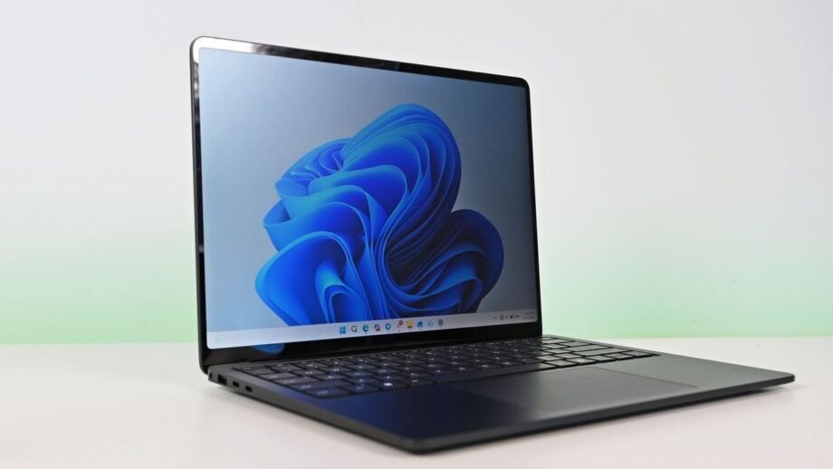 Photorealistic technology image inspired by the article: Η Microsoft χρησιμοποιεί AI για την ανίχνευση και επιδιόρθωση ευπαθειών στα Windows.