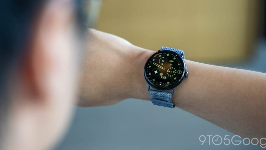 Photorealistic technology image inspired by the article: Pixel Watch 5: Νέο χρώμα Pyrite και αυξημένη τιμή εκκίνησης στα περίπου 371 ευρώ.