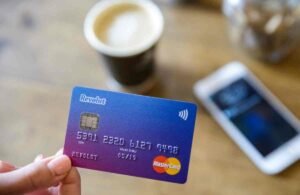Revolut: Πώς λειτουργούν οι προμήθειες συναλλάγματος και ποιοι χρήστες δεν πληρώνουν επιπλέον χρεώσεις