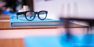 Samsung αποκαλύπτει Android XR γυαλιά με ενσωμάτωση κινητού και ρολογιού.
