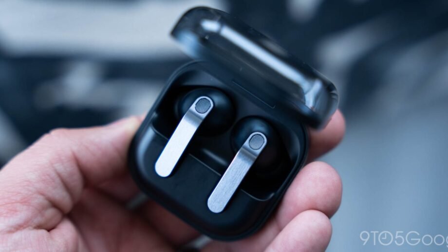 Photorealistic technology image inspired by the article: Διαρροή: Νέες εικόνες Samsung Galaxy Buds On και Galaxy Watch 9 Ultra 2.