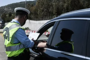 Τροχαία: Οι κλήσεις γίνονται ψηφιακές – Τέλος σταδιακά το «ροζ μπλοκάκι»