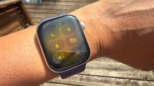 Πώς λειτουργεί η λειτουργία Water Lock στο Apple Watch κατά το κολύμπι.