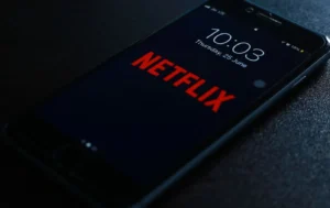 Netflix και Disney+ εξετάζουν δωρεάν streaming – Τι αλλάζει για τους συνδρομητές