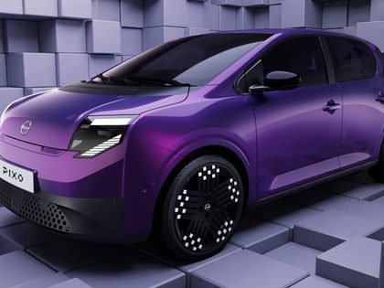 Μωβ ηλεκτρικό αυτοκίνητο πόλης Nissan σε χώρο παρουσίασης