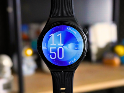 Smartwatch Huawei με μαύρο λουράκι και μπλε πρόσοψη σε φωτογραφία της In2Mobile