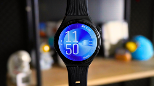 Smartwatch Huawei με μαύρο λουράκι και μπλε πρόσοψη σε φωτογραφία της In2Mobile